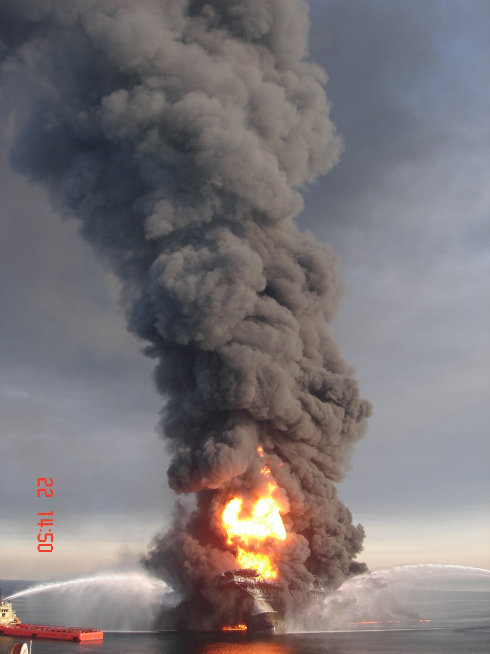 Deepwater Horizon.Buring and Going down